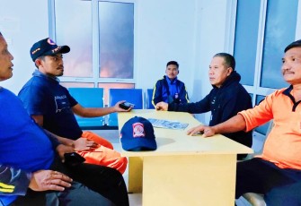 Kepala Dinas Sosial kabupaten Bintan Syamsul saat salurkan bantuan bagi masyarakat korban banjir