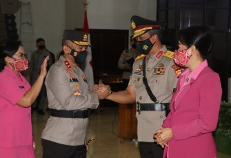 Kapolda Bengkulu Irjen Pol Drs. Agung Wicaksono, M.Si., (kiri) saat memberi ucapan selamat kepada Brigjen Pol Drs. Umardani, M.Si., hari ini (10/05/05) di Aula Adem Mapolda Bengkulu.