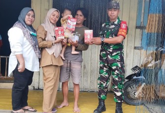  Babinsa Koramil Sepaku Berikan Susu SGM ke warga