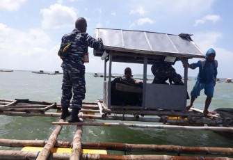 TNI AL saat Adakan Serbuan Karya Bakti di Lombok Tengah