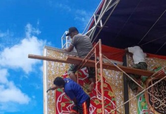 Personil kodim 1310/Bitung berjibaku dalam pembuatan panggung MTQ.