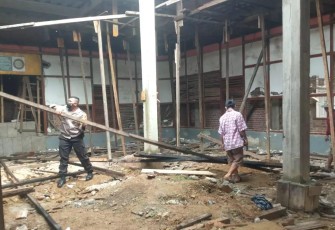 Brigpol Adi saat Gotong Royong Bersama Warga