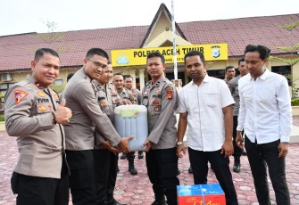 Wakapolres Kompol Ferdi Dakio, S.I.K. saat menyerahkan Eco Enzime Nusantara secara simbolis kepada perwakian Bhabinkamtibmas. Rabu, (15/06/2022).