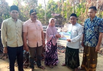 Tgk. Muhammad saat menyerahkan bantuan bersama Tgk Mursala. 