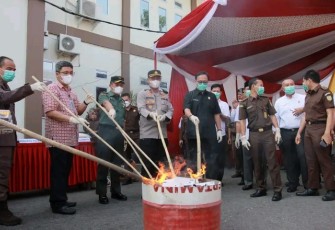 Ketua DPRD saat Hadiri Kegiatan Pemusnahan Barang Bukti di Kejari