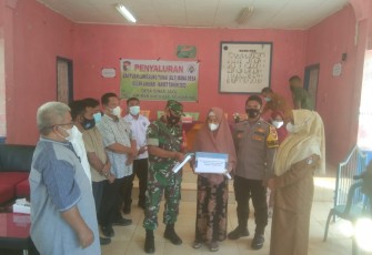 Saat penyaluran BLT-DD di Balai Pertemuan Desa Sinar Jaya, Senin (04/04/2022).