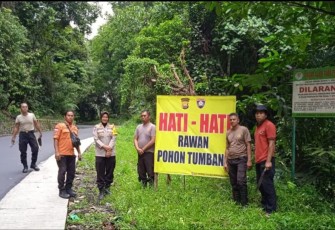 Polisi saat Pasang Spanduk Imbauan di Lokasi Rawan Bencana