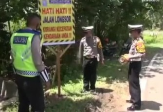Polres Benteng saat Beri Tanda Peringatan Titik Rawan Longsor