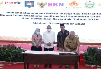 Bupati Asahan saat Tandatangani Pakta Integritas Netralitas ASN