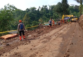 Tim SAR Gabungan saat proses pencarian korban