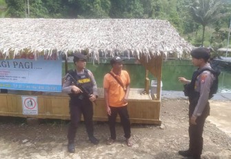 Petugas saat patroli di kawasan Objek Wisata