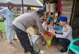 Satpolairud Polres Mukomuko saat Saluran Sembako Bagi Nelayan Kurang Mampu