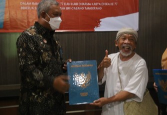 Kepala Kantor Wilayah Kemenkumham Banten Tejo Harwanto saat lakukan Pemberian Paspor Gratis, Kamis (18/08).