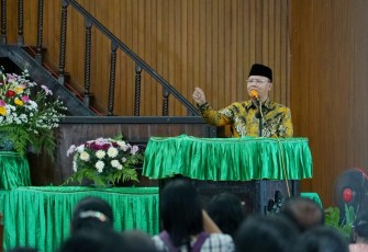 Gubernur Rohidin Mersyah saat hadiri doa syukur dan penggalangan dana pensiun Huria Kristen Batak Protestan (HKBP) di Gereja HKBP Lingkar Barat Kota Bengkulu, Jumat (29/7). 