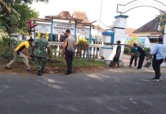 Tiga Pilar Kelurahan Kedungsoko saat Kerja Bakti Bersihkan Lingkungan