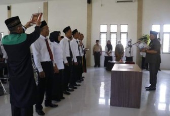 Bupati Erwin saat Lantik Anggota BPD Terpilih dan PAW BPD