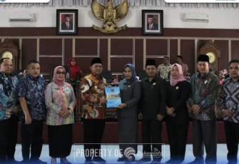 Bupati Labuhanbatu dr. H. Erik Adtrada Ritonga MKM, dan Wakil Bupati Labuanbatu Hj. Ellya Rosa Siregar, S.Pd,MM saat mengikuti Rapat Paripurna DPRD