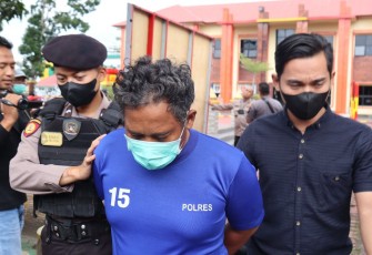 Tersangka saat digelandang dalam Konferensi Pers Polres Rejang Lebong, di Mapolres Rejang Lebong, Kamis (4/8/2022).