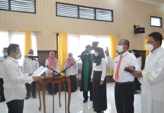 Penjabat Sekda Trenggalek, Dr. Andriyanto, SH., M.Kes., saat melantik 12 pejabat fungsional di Aula Setda Trengalek.