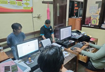 dua tersangka saat diperiksa penyidik