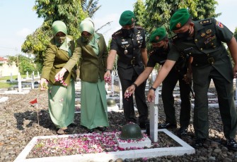 Danrem 071/Wijayakusuma saat Pimpin Ziarah Hari Jadi Ke-61 Korem 071/Wijayakusuma
