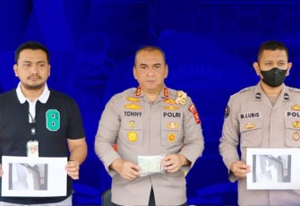 Kapolres Rejang Lebong AKBP. Tonny Kurniawan S.Ik didampingi oleh Kasat Reskrim AKP Samson Sosa Hutapea, S.IK saat menggelar konferensi pers pagi ini, Senin (21/11/2022).