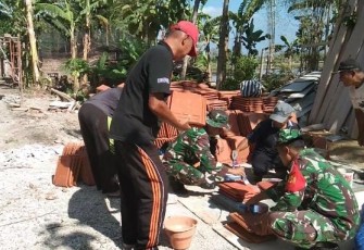 Babinsa Kodim 0802/Ponorogo saat Kerja Bakti Bangun Masjid