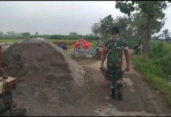 Babinsa Kodim 0802/Ponorogo saat Turut Karya Bakti Pengurukan Jalan Bersama Masyarakat