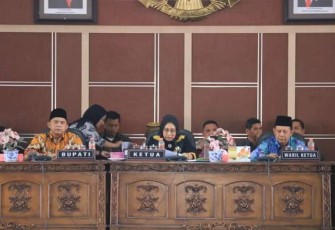 Rapat Pembahasan Ranperda Pertanggungjawaban Pelaksanaan APBD Kabupaten Labuhanbatu Tahun Anggaran 2021 di Ruang Rapat Paripurna DPRD Labuhanbatu, Jumat (24/06/2022). 