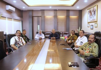 Wabup Blora Tri Yuli Setyowati meninjau pelaksanaan seleksi kompetensi di gedung Poltekkes Kemenkes Surakarta.