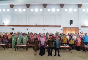 Ketua TP PKK Provinsi Bengkulu Derta Wahyulin Rohidin saat jadi narsum pada acara Kegiatan Perempuan Teladan, Optimis dan Produktif (TOP), di aula Gedung Serba Guna Kantor Gubernur Bengkulu, Kamis (1/9).  