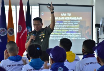 Danrem 091/ASN Brigjen TNI Dendi Suryadi SH,MH saat memberi pembekalan kepada prajurit