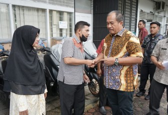 Wabup saat Serahkan Kendaraan Dinas Kepada Personil Pengadaan Barang dan Jasa Setdakab Asahan