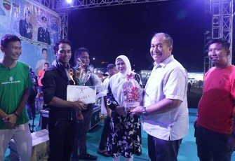 Wakil Bupati Asahan Taufik Zainal Abidin Siregar, S. Sos, M. Si saat mengunjungi Bazar Usaha Mikro Kecil dan Menengah (UMKM)