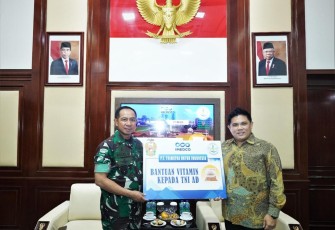 TNI AD saat Terima Dukungan Vitamin Untuk Prajurit Terdepan secara simbolis.