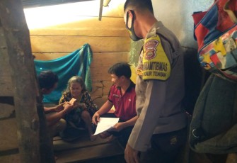 Pilar Desa di Kaur saat Bagikan BLT Secara Langsung Kepada Penerima