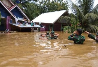 Salah satu rumah warga tergenang luapan air banjir