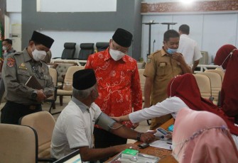 Gubernur Bengkulu Rohidin Mersyah usai meninjau vaksinasi massal COVID-19 bagi Aparatur Sipil Negara dan Tenaga Harian Lepas (THL) di Lingkungan Pemerintah Provinsi Bengkulu