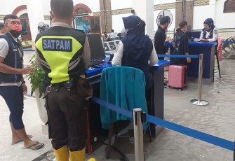 Suasana stasiun Tawang Semarang akibat banjir.