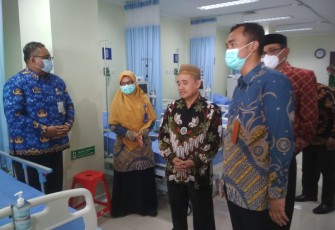 Ketua Pimpinan Wilayah Muhammadiyah (PWM) Jawa Tengah, KH Tafsir, saat meninjau ruangan unit pelayanan dialisis Rumah Sakit PKU Muhammadiyah Karanganyar, Selasa (29/11/2022).