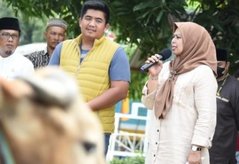 Ketua TP-PKK Provinsi Kepulauan Riau Hj. Dewi Kumalasari Ansar saat berjumpa masyarakat bagikan hewan queban