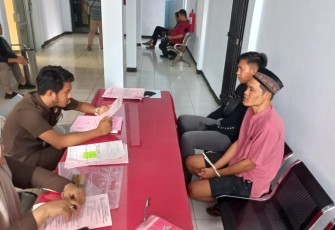 Satu Tersangka Narkoba di Polres Bengkulu Utara saat Dilimpahkan ke Jaksa 