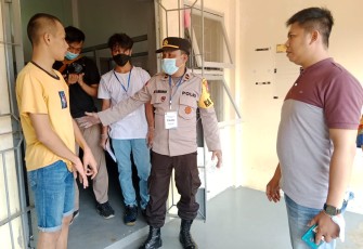 Polisi saat lakukan penyelidikan
