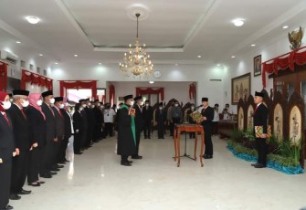 Bupati Trenggalek, Mochamad Nur Arifin, saat melantik Edy Soepriyanto , Sekda Kabupaten Trenggalek, di Pendapa Manggala Praja Nugraha, Rabu (28/9/2022).