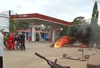 Pasca kejadian, petugas berusaha memadamkan api