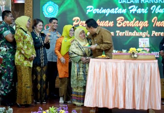 Tanpa disadari, Nyai Salini ibunda Bupati Blora Arief Rohman hadir di pendopo rumah dinas Bupati.