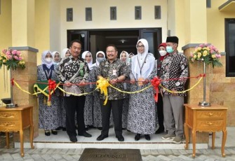 Andriyanto, Penjabat Sekda Kabupaten Trenggalek saat meresmikan Gedung IBI Trenggalek, Jum'at (24/6/2022)