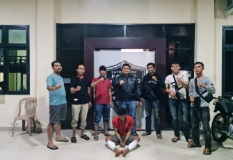 Tersangka saat diamankan aparat