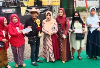 Hj. Anis Zaida didampingi istri Wabup Malang bersama para juara