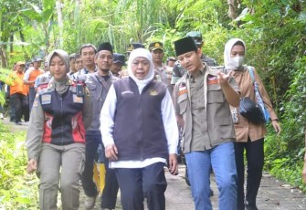 Gubernur Jawa Timur, Khofifah Indar parawansa, bersama Bupati Trenggalek, Mochamad Nur Arifin, beserta pejabat terkait, saat meninjau bencana tanah longsor dan tanah gerak yang mengancam warga satu lingkungan di Dusun Pule, Desa Sumurup Kecamatan Bendungan, Kabupaten Trenggalek, Jawa Timur, Minggu (23/10/2022).
